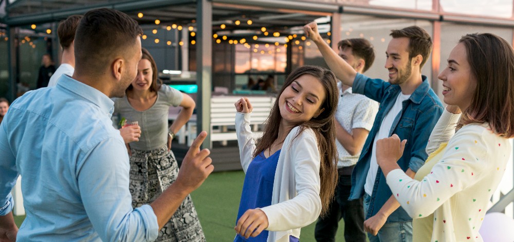 personas bailando