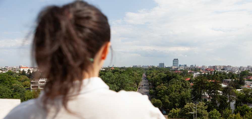 vista de mujer y horizonte en piso alto departamento