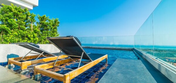 Descubre 7 beneficios de comprar un departamento con piscina